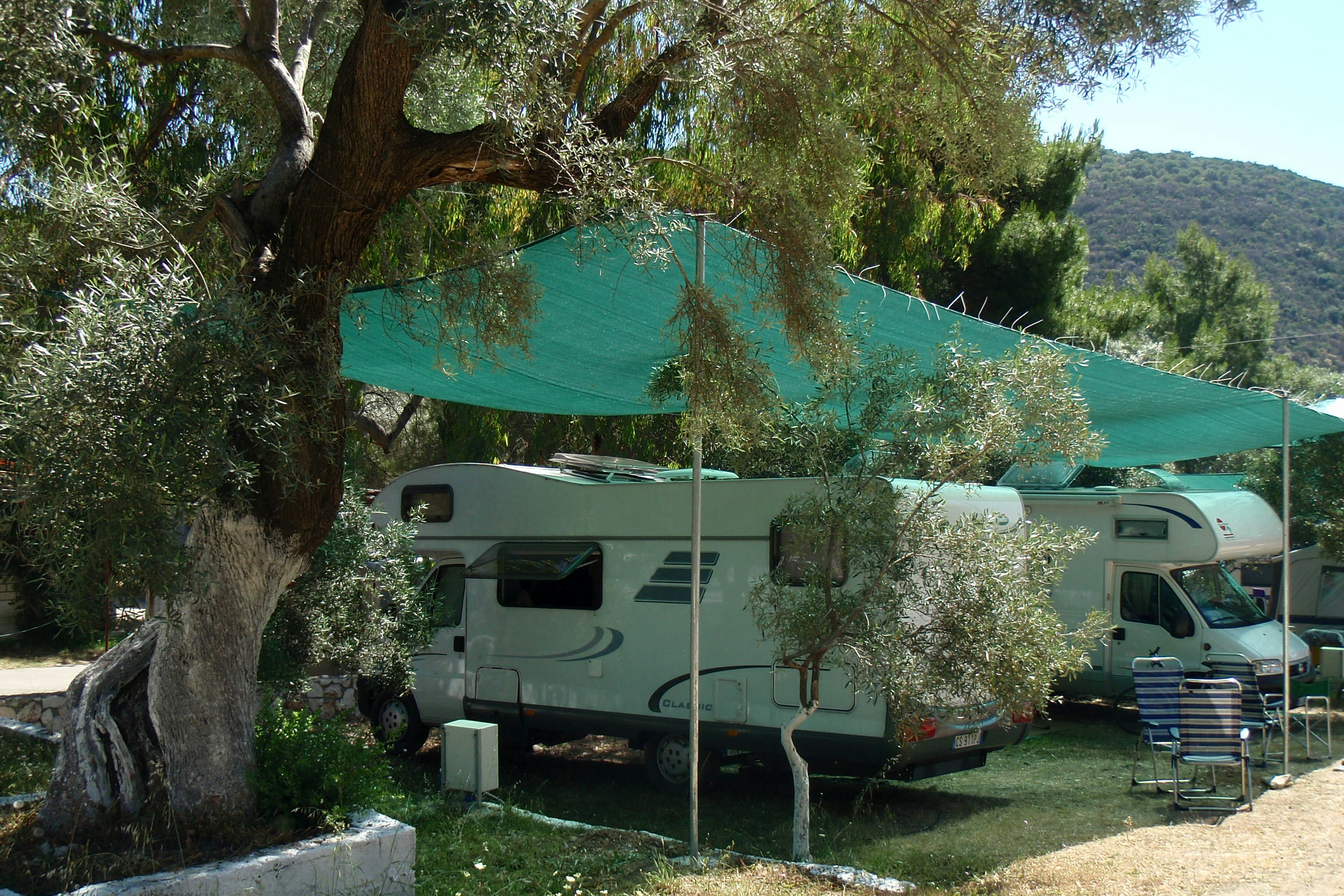 Camping Dessimi Beach - Wohnwagenstellplatz zwischen Weg und Meer auf der Wiese der Campingplatzanlage