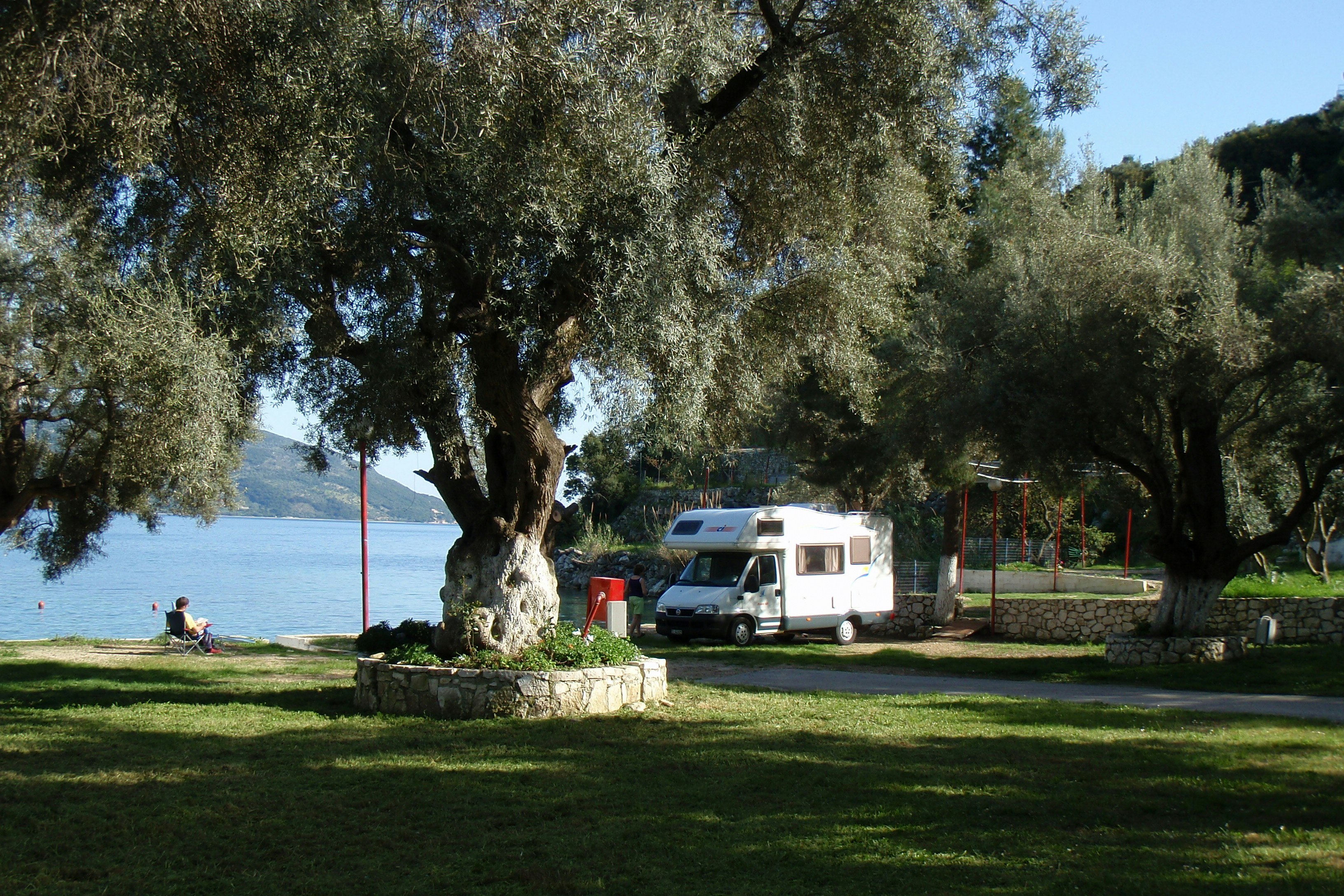 Camping Dessimi Beach - schattiger Wohnmobilstellplatz am Meer auf dem Campingplatz 