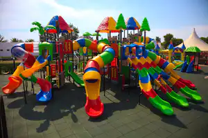 Camping Devesa Gardens Resort - Spielplatz vom Campingplatz mit Rutschen