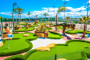 Camping Devesa Gardens Resort - Minigolfplatz zwischen den Sportplätzen für Fußball, Basketball und Tennis vom Campingplatz