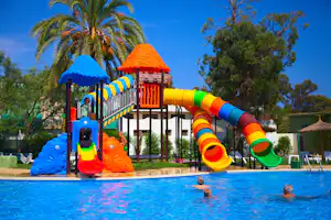 Camping Devesa Gardens Resort - Wasserrutschen am Pool vom Campingplatz