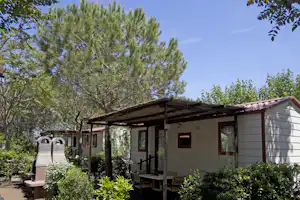 Camping di Capalbio - Mobilheim mit überdachter Veranda und Grillstelle im Freien