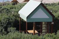 Camping di Capalbio - Zelt auf Stelzen mit einer Leiter auf dem Campingplatz