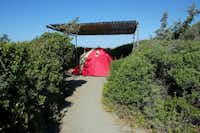 Camping di Capalbio - Zelt auf einem Stellplatz unter einem Sonnenschutz