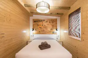 Camping Didota - Doppelbett im Schlafzimmer eines Mobilheims