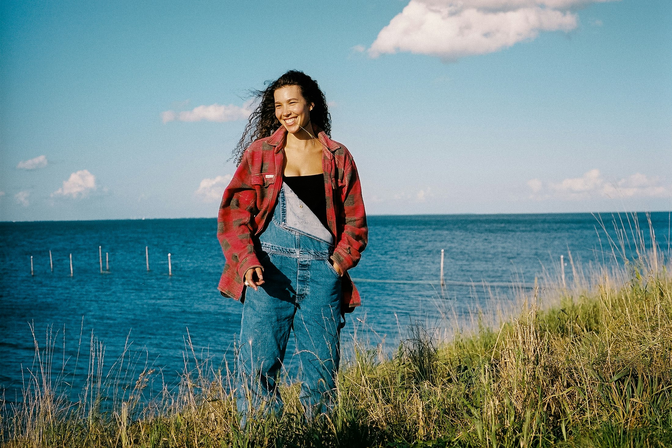 Camping Dijk & Meer - Camperin geht am Wasser spazieren