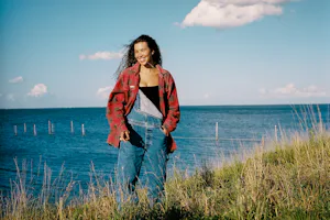 Camping Dijk & Meer - Camperin geht am Wasser spazieren