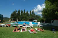 Camping Dionysus -  Pool mit Liegestühlen und Sonnenschirmen auf dem Campingplatz 