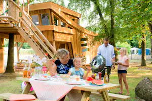 Camping D'n Mastendol - Camper am Picknicktisch und dem Grill vor dem Mobilheim vom Campingplatz