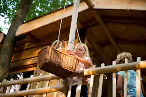 Camping D'n Mastendol - Kinder auf deer Veranda von einem Mobilheim auf dem Campingplatz