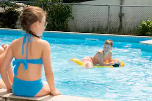 Camping D'n Mastendol - Kinder im Pool vom Campingplatz