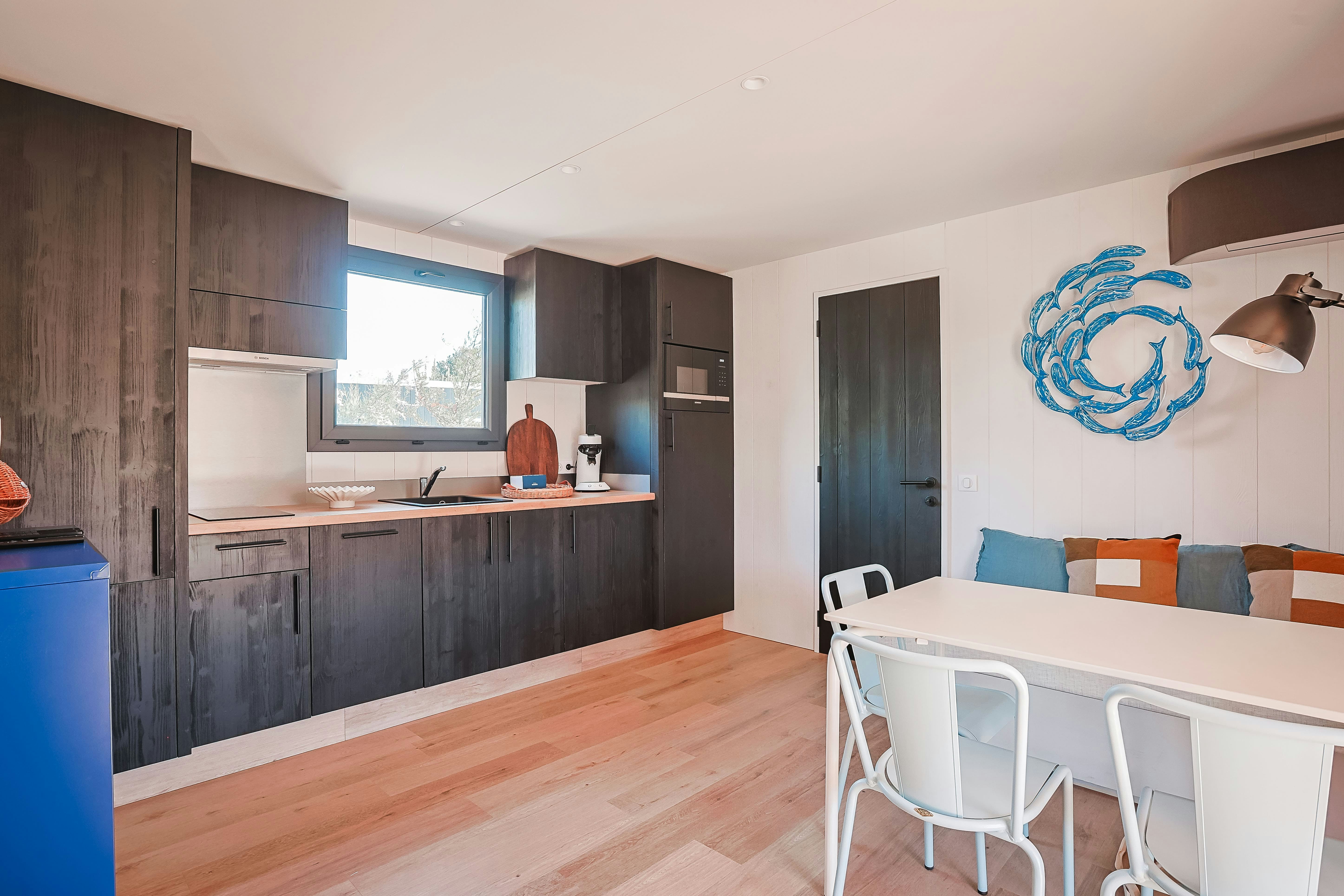 Sauvage  - Innenansicht eines Mobilheims mit Küche