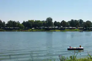 Camping Doktorsee - Blick auf den See mit Stellplätzen im Hintergrund