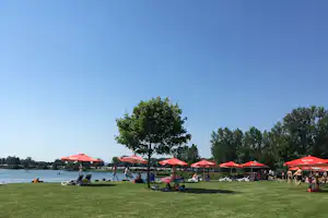 Camping Doktorsee - Liegewiese am Badestrand