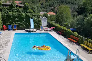 Camping Dolce Vita - Pool mit Liegestühlen und Sonnenschirmen auf dem Campingplatz