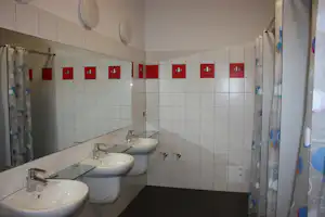 Camping Dolina Trzech Stawow (Nr. 215) - Sanitärgebäude mit Waschbecken, Spiegel, Toiletten und Duschen