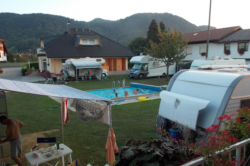 Camping Dolina - Pool vom Campingplatz umringt von Wohnwagen