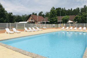 Camping Doller - Freibad mit Liegestühlen auf dem Campingplatz