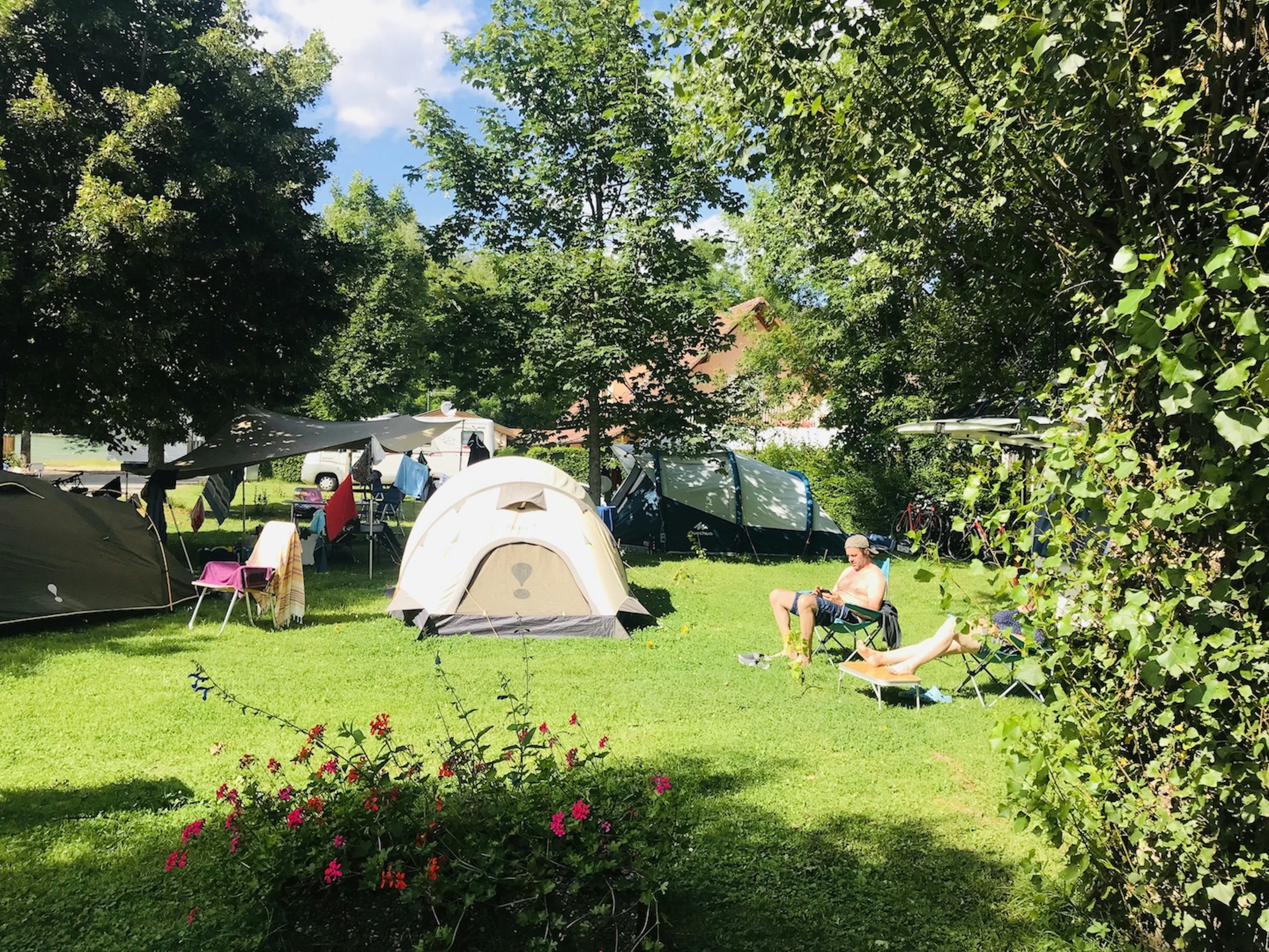 Camping de la Doller - Zeltplätze auf der Wiese auf dem Campingplatz