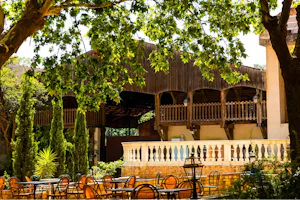 Yelloh! Village Domaine d'Arnauteille - Restaurant mit Terrasse auf dem Campingplatz