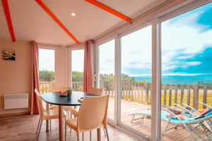 Yelloh! Village Domaine d'Arnauteille - Mietunterkunft mit Terrasse auf dem Campingplatz