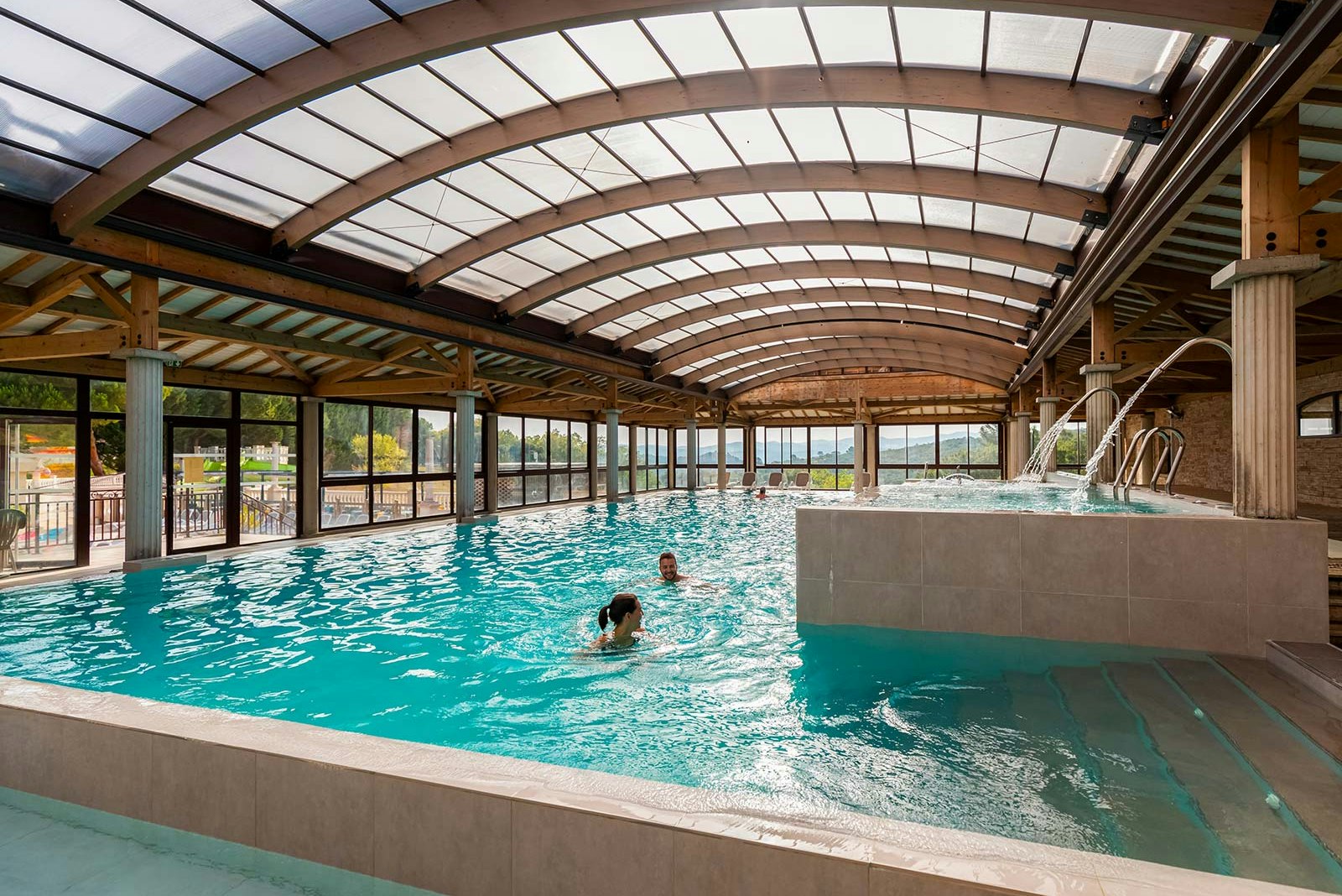 Yelloh! Village Domaine d'Arnauteille - Pool mit Überdachung auf dem Campingplatz
