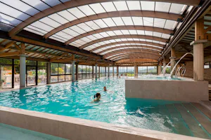 Yelloh! Village Domaine d'Arnauteille - Pool mit Überdachung auf dem Campingplatz