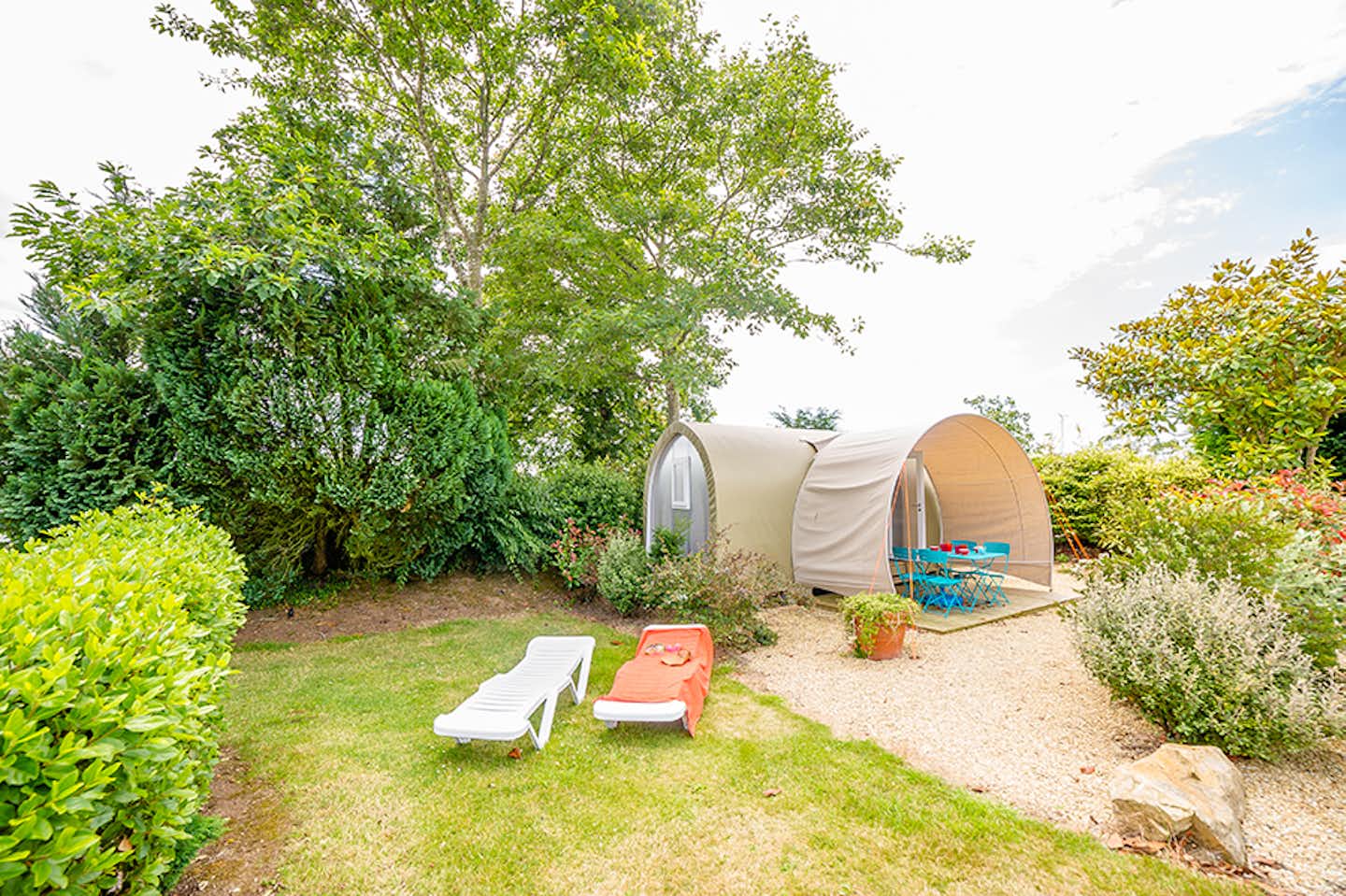 Camping Domaine de Bel Air - Glampingzelt mit Beet davor und Sonnenliegen daneben