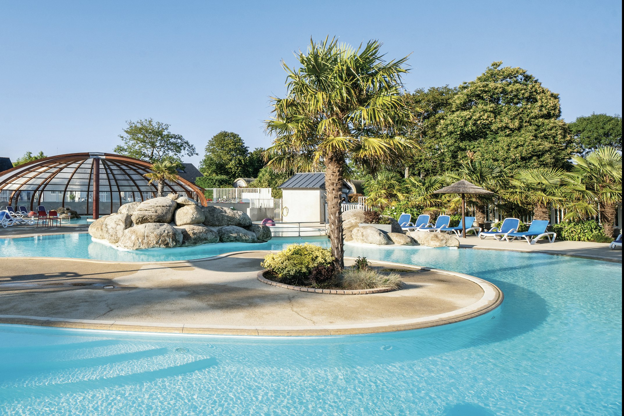 Camping Paradis Domaine de Bel Air  Camping Domaine de Bel Air  - Pool im Freien mit Liegestühlen und Sonnenschirmen