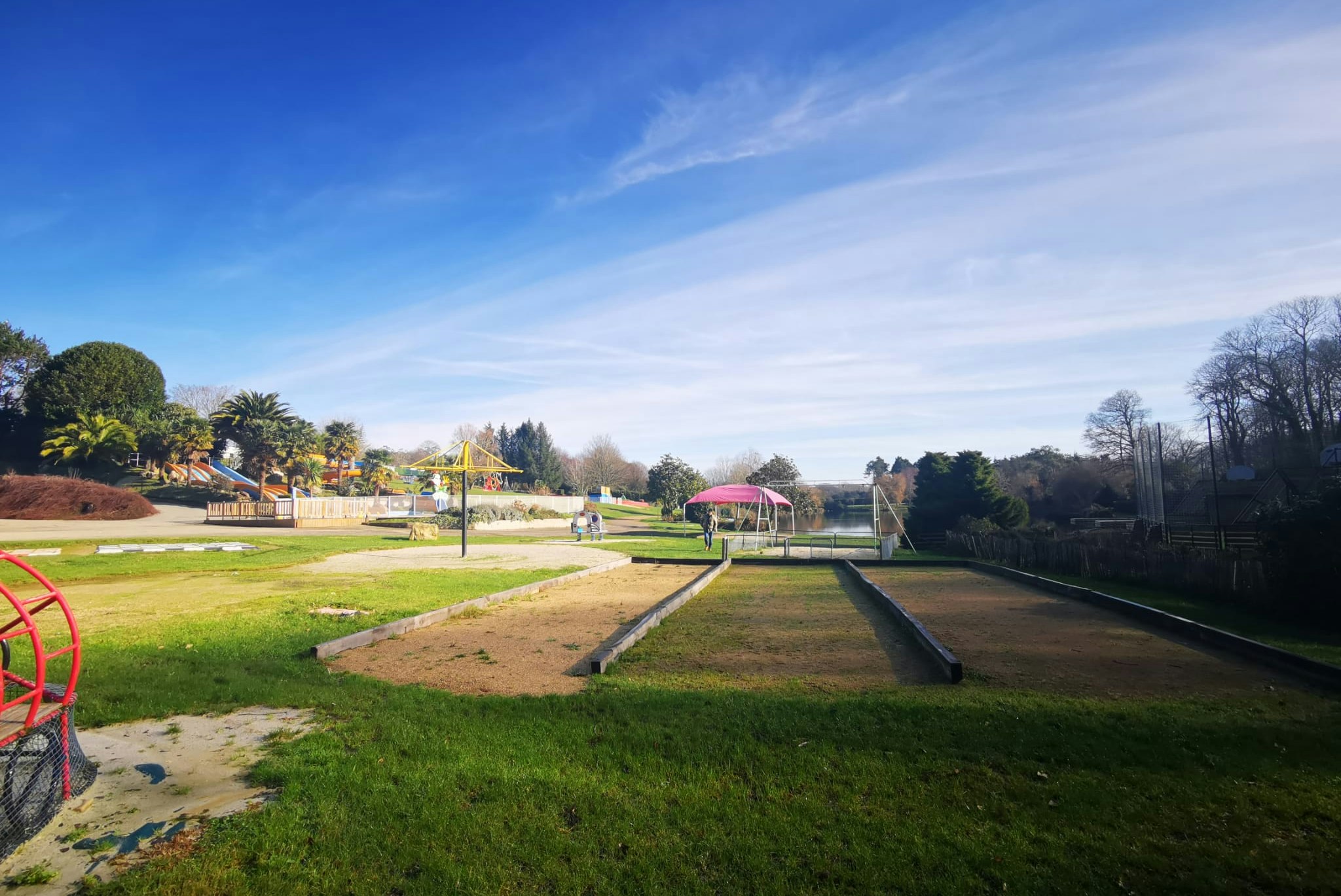 Camping Paradis Domaine de Bel Air  Camping Domaine de Bel Air - Spielplatz und Pétanque-Feld auf dem Campingplatz