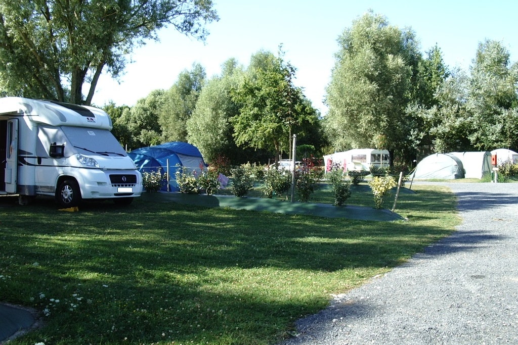 Camping Domaine de Bellevue - Wohnwagenstellplätze  und Wohnmobilstellplätze im Schatten der Bäume 