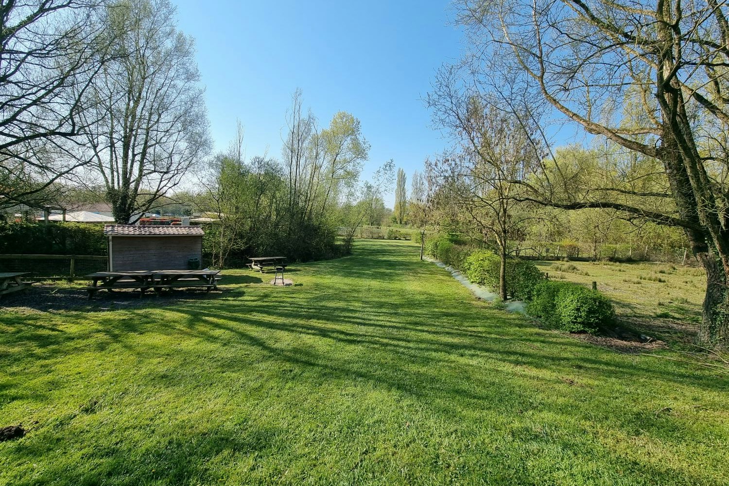 Camping Paradis Domaine de Bellevue - Blick auf die Standplätze auf der Wiese