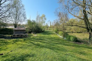 Camping Paradis Domaine de Bellevue - Blick auf die Standplätze auf der Wiese