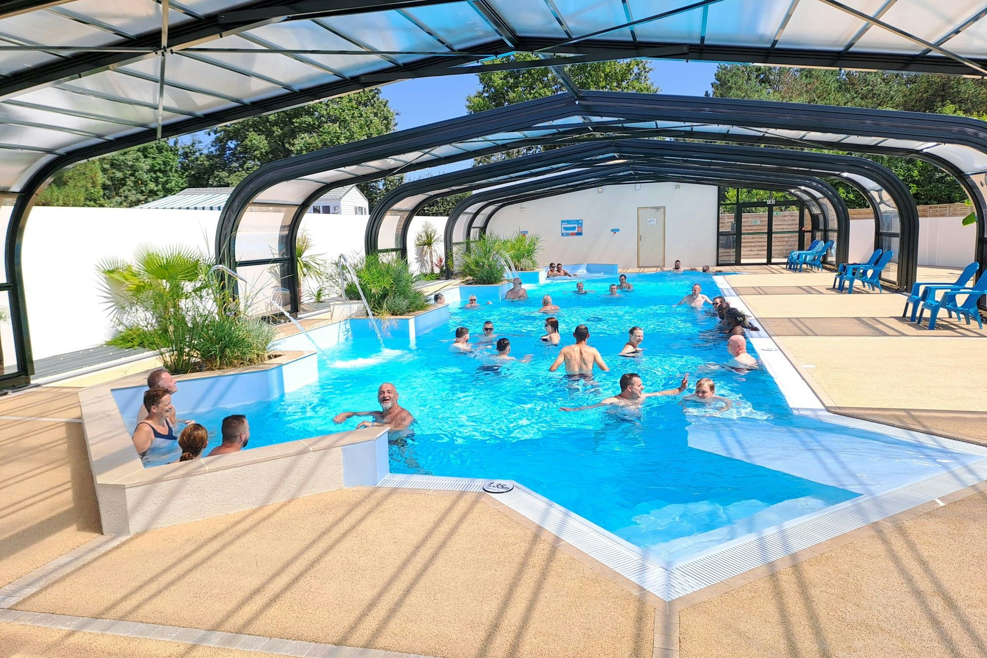 Camping Paradis Domaine de Bellevue  Camping Domaine de Bellevue - Überdachter Pool auf dem Campingplatz