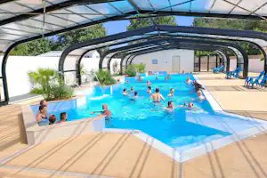 Camping Paradis Domaine de Bellevue Camping Domaine de Bellevue - Überdachter Pool auf dem Campingplatz
