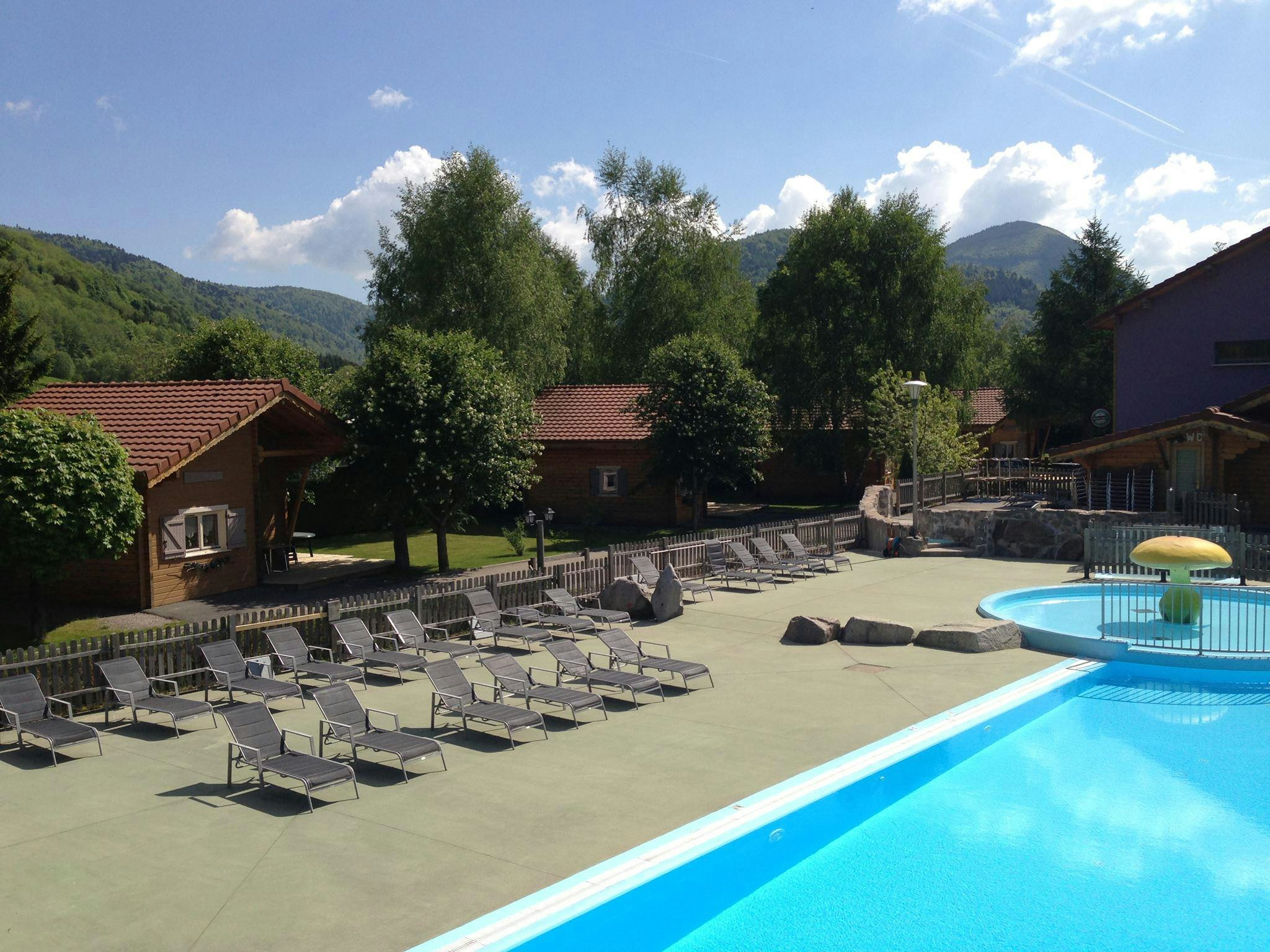 Camping Domaine de Champé  - Pool im Freien mit Liegestühlen