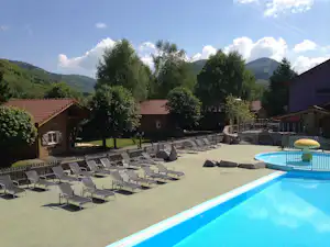 Camping Domaine de Champé - Pool im Freien mit Liegestühlen