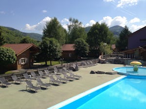 Camping Domaine de Champé - Pool im Freien mit Liegestühlen