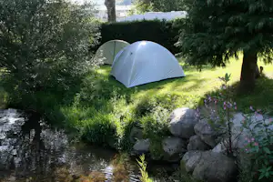 Camping Domaine de Champé - Stellplätze in der Nähe eines Baches