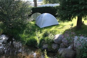 Camping Domaine de Champé - Stellplätze in der Nähe eines Baches