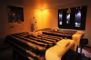 Camping Domaine de Champé - zwei Massagebetten im Spa des Campingplatzes