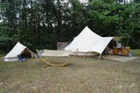 Camping Domaine de Forges - Glamping Zelte mit Hängematte auf dem Campingplatz