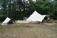 Camping Domaine de Forges - Glamping Zelte mit Hängematte auf dem Campingplatz