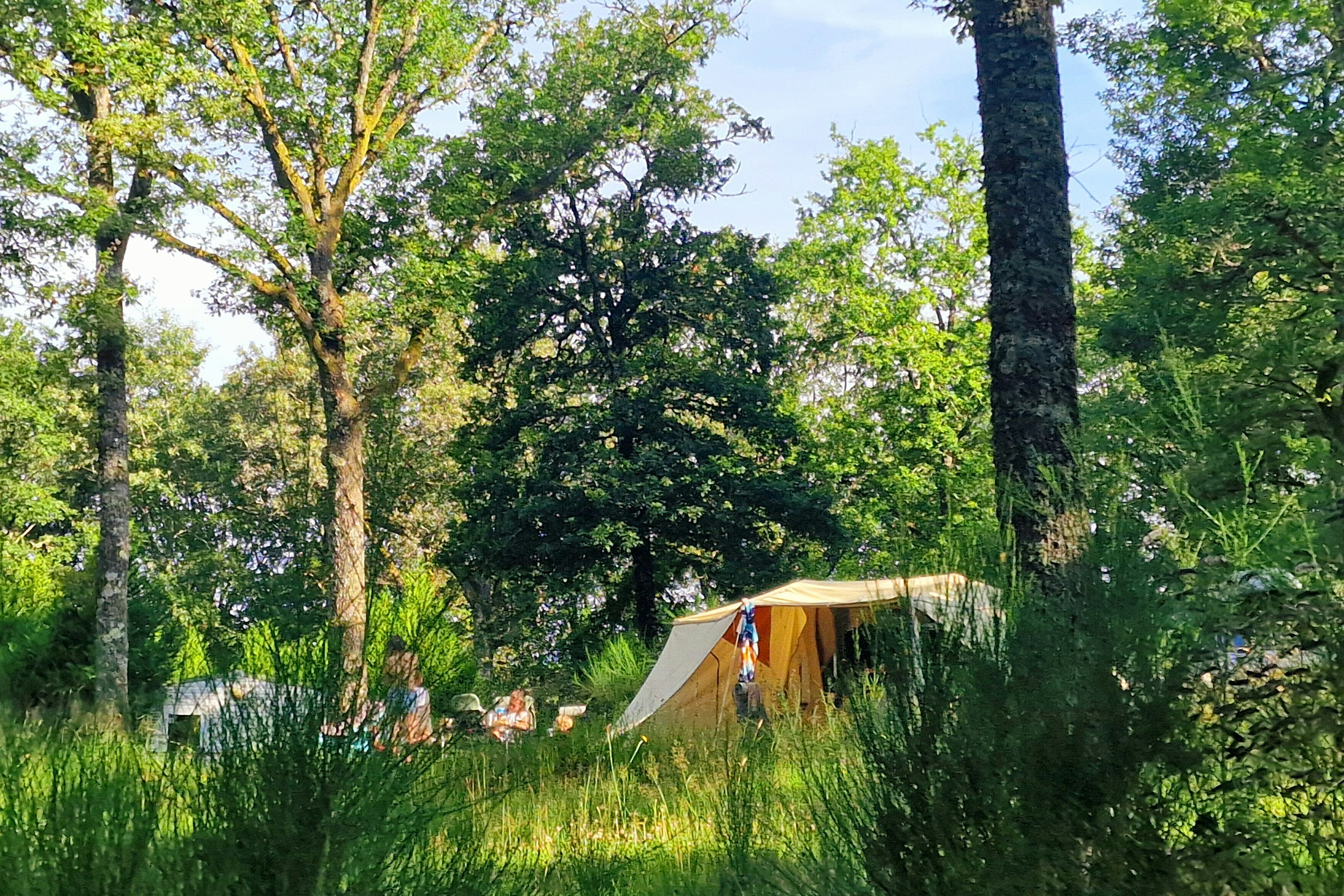 Camping Domaine de Forges - Standplätze im Grünen auf dem Campingplatz