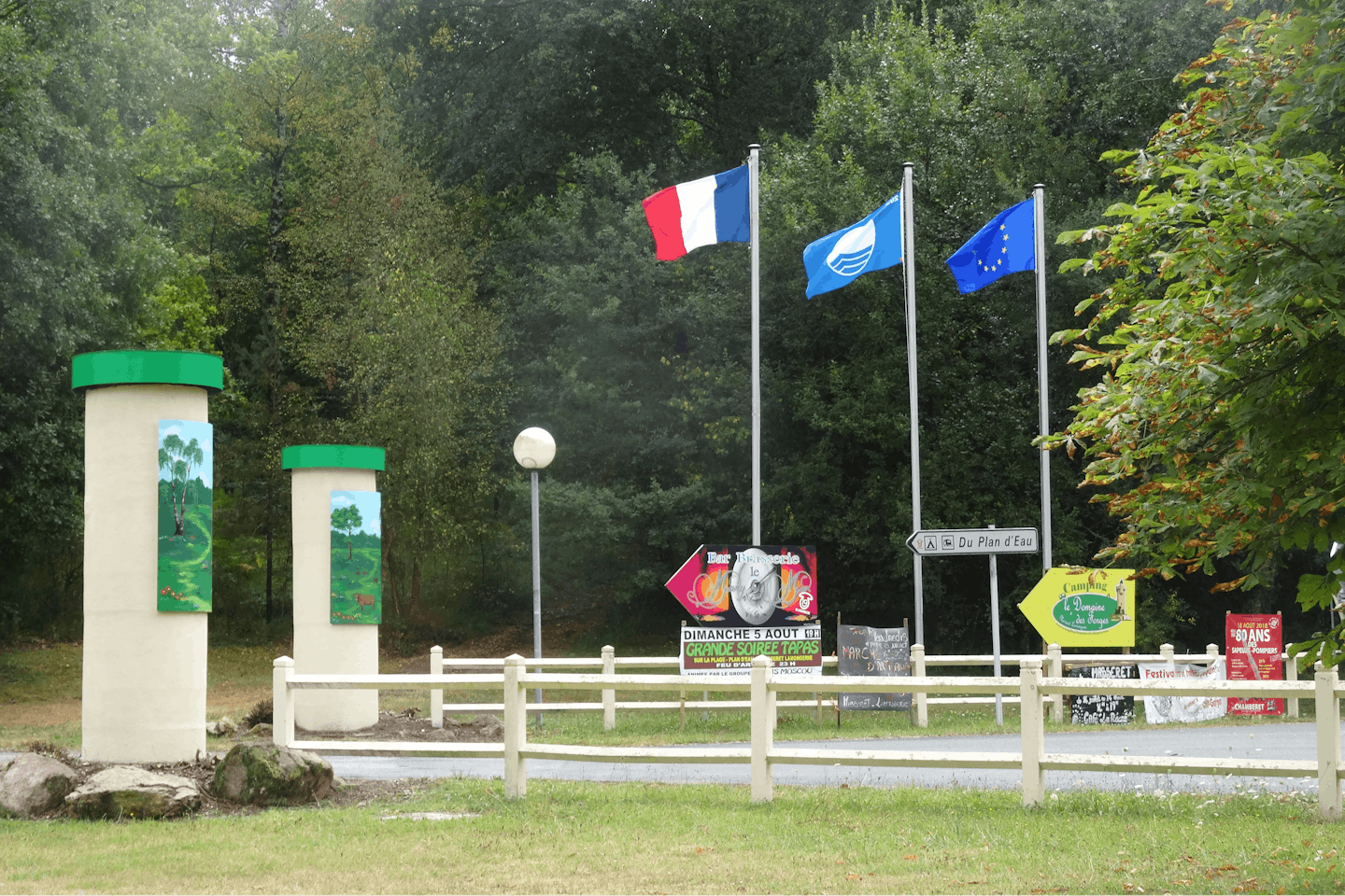 Camping Domaine de Forges - Eingangsbereich des Campingplatzes mit Fahnenstangen
