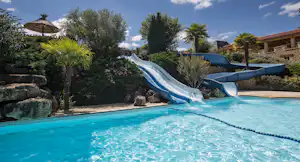 Camping Domaine de Fromengal - Rutschen im Wasserpark des Campingplatzes