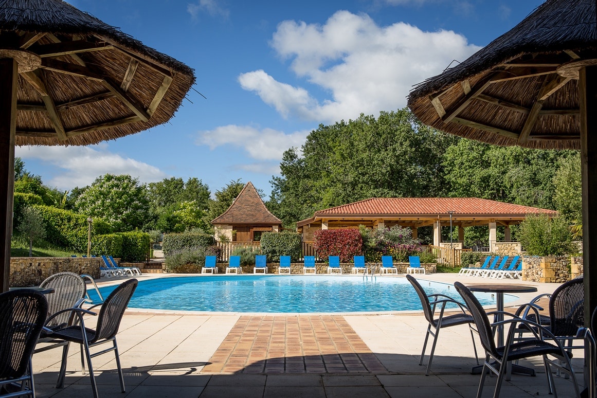 Camping Domaine de Fromengal - Pool mit Terrasse auf dem Campingplatz