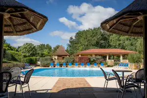 Camping Domaine de Fromengal - Pool mit Terrasse auf dem Campingplatz
