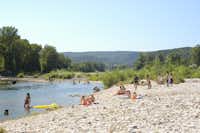 Camping Domaine de Gaujac - Gäste am Fluss Gardon d'Anduze in der Nähe vom Campingplatz
