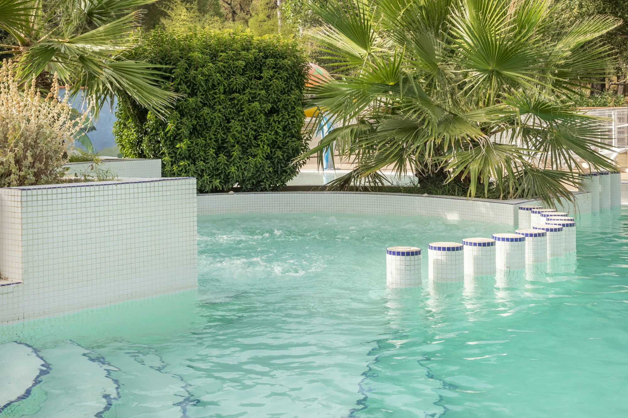 Camping Paradis Domaine de Gaujac Pool mit Whilrpoolbereich